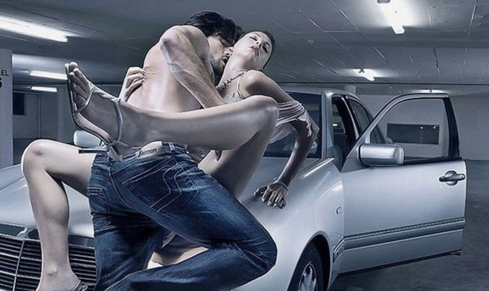 Две голые автомойщицы трахаются с парнем на капоте машины