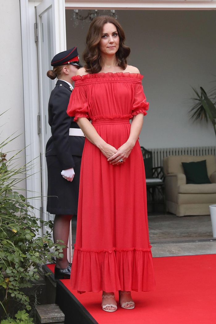 Кейт В Красном Платье