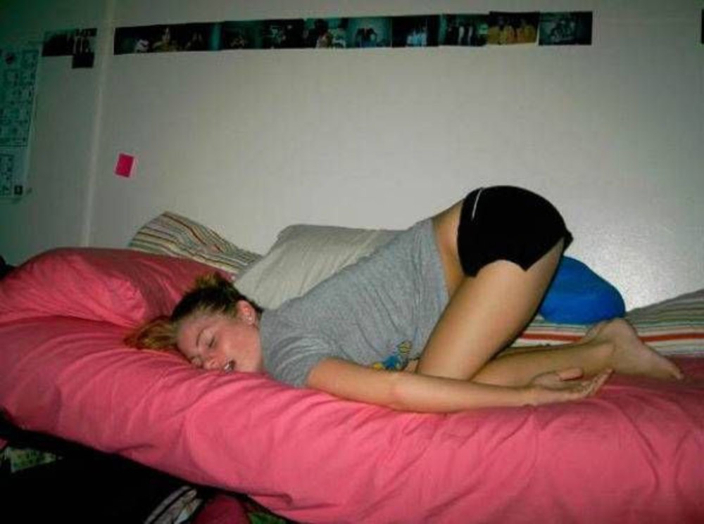 Спящая жена в розовых трусах фото