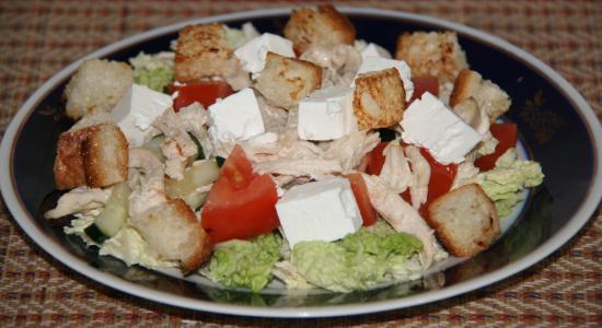 Салат цезарь с сыром фетакса