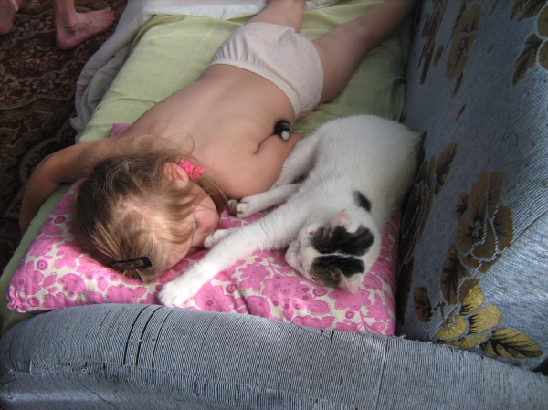 Стянутые трусики братом со спящей сестры фото