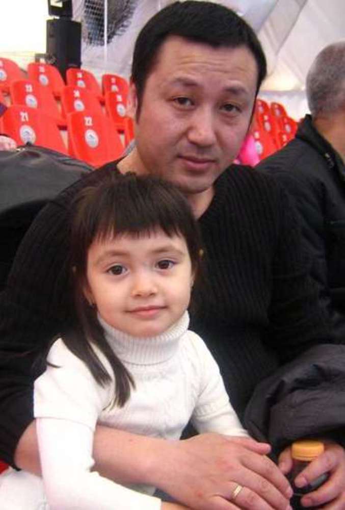 Китаянки дочь отец. Отец дочку китаянку. Китайский папа и дочь.