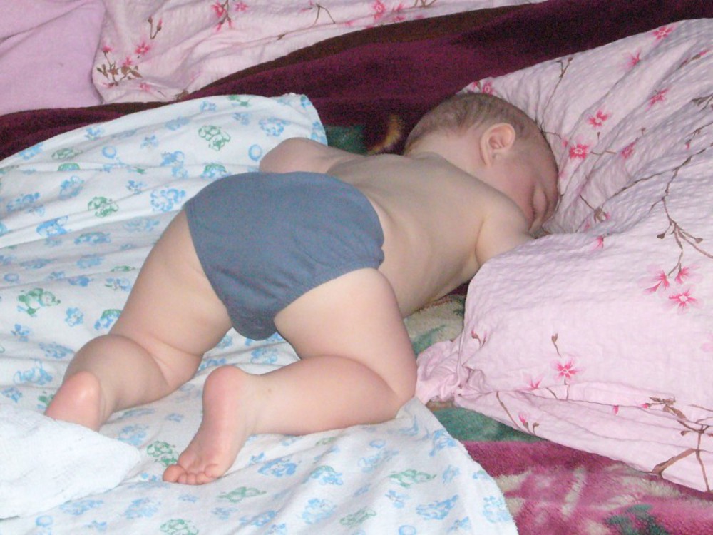 Трусы спящей бабушки. Детишки спят в трусиках. Малыши спят попой вверх.