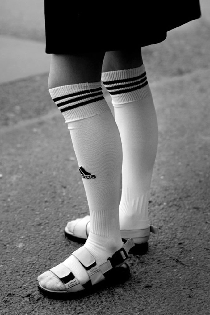 White socks girl. Шлепки адидас с носками адидас. Босоножки с носками. Носки в сандалях. Белые носки и шлепки.