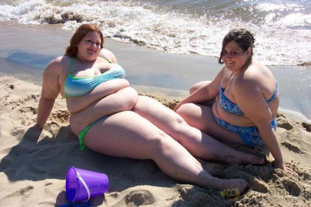 Толстуха подруга толстуха. Жирные на пляже. Толстая девушка на пляже.
