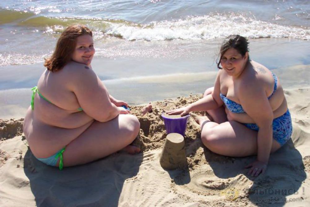 На пляже толстые