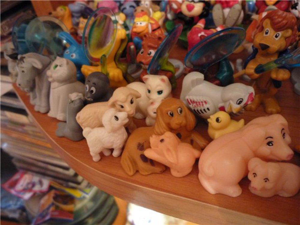 Киндер собачка. Коллекция игрушек. Старые игрушки из Киндер. Киндер собачки. Киндер игрушка из коллекции 90-х.