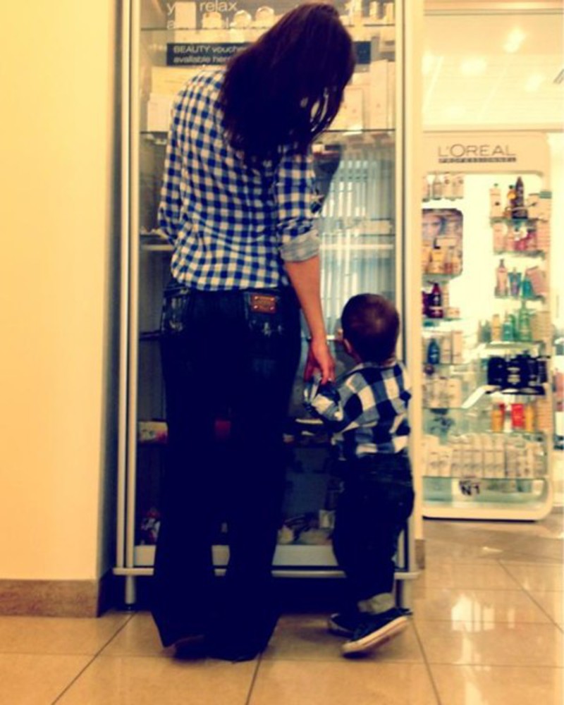 Брюнетка с ребенком. Модные дети фотосессия. Красивая брюнетка с сыном. Фотосессия мама и малыш. Брюнетка с младенцем.