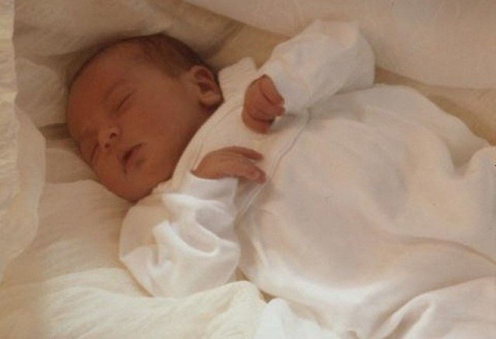 Новорожденные мальчики дома. Новорожденный ребенок в кроватке. 2 Месяца мальчику. Новорожденный 1 месяц. Новорождённый ребёнок в краватре.