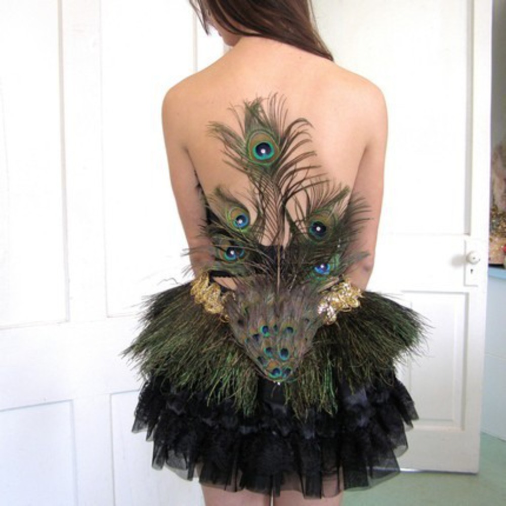Платье из павлиньих перьев