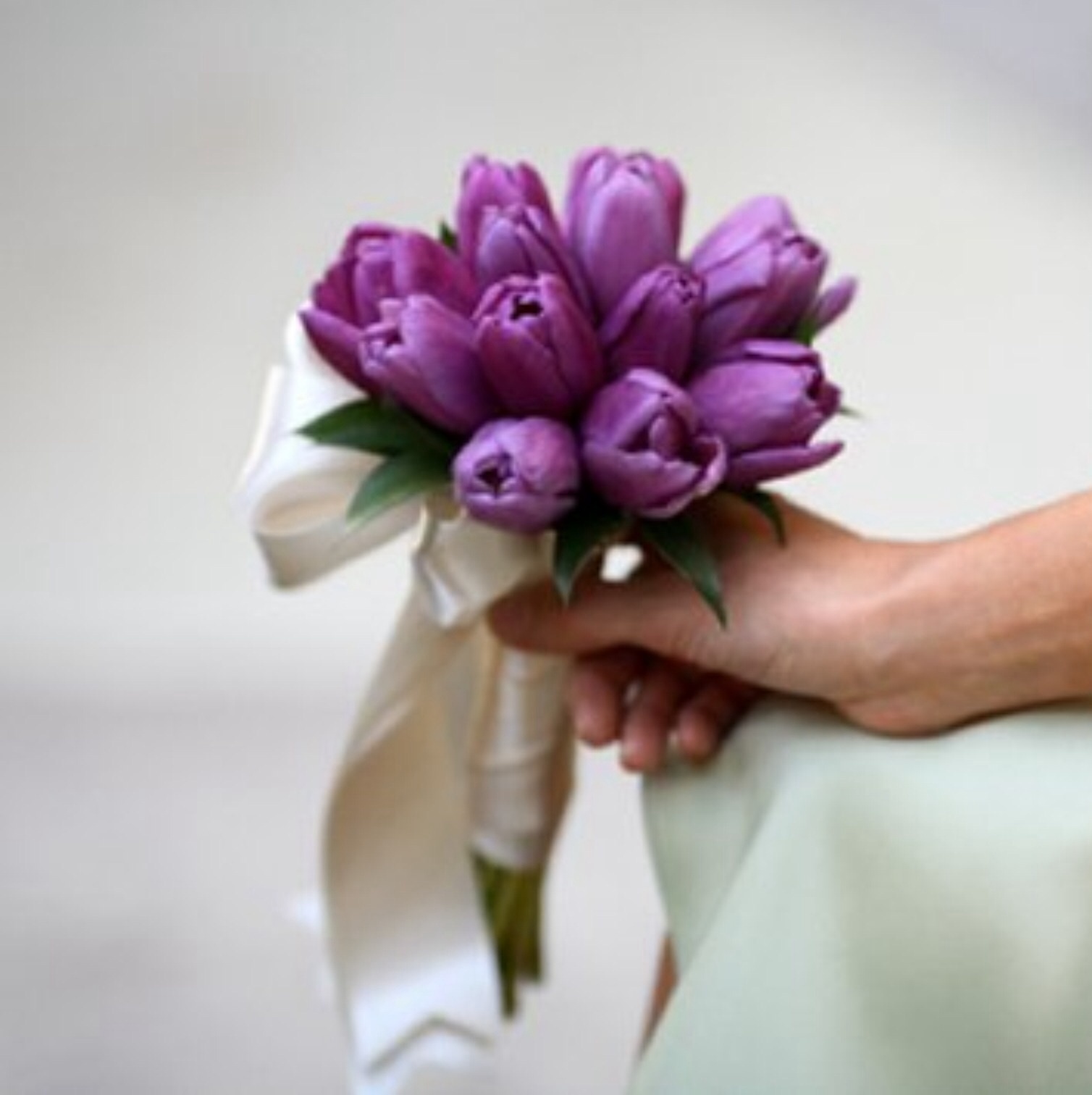 Свадебный букет из фиолетовых тюльпанов