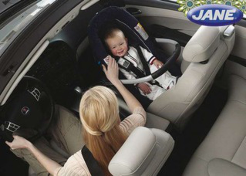 Дети на переднем сиденье автомобиля