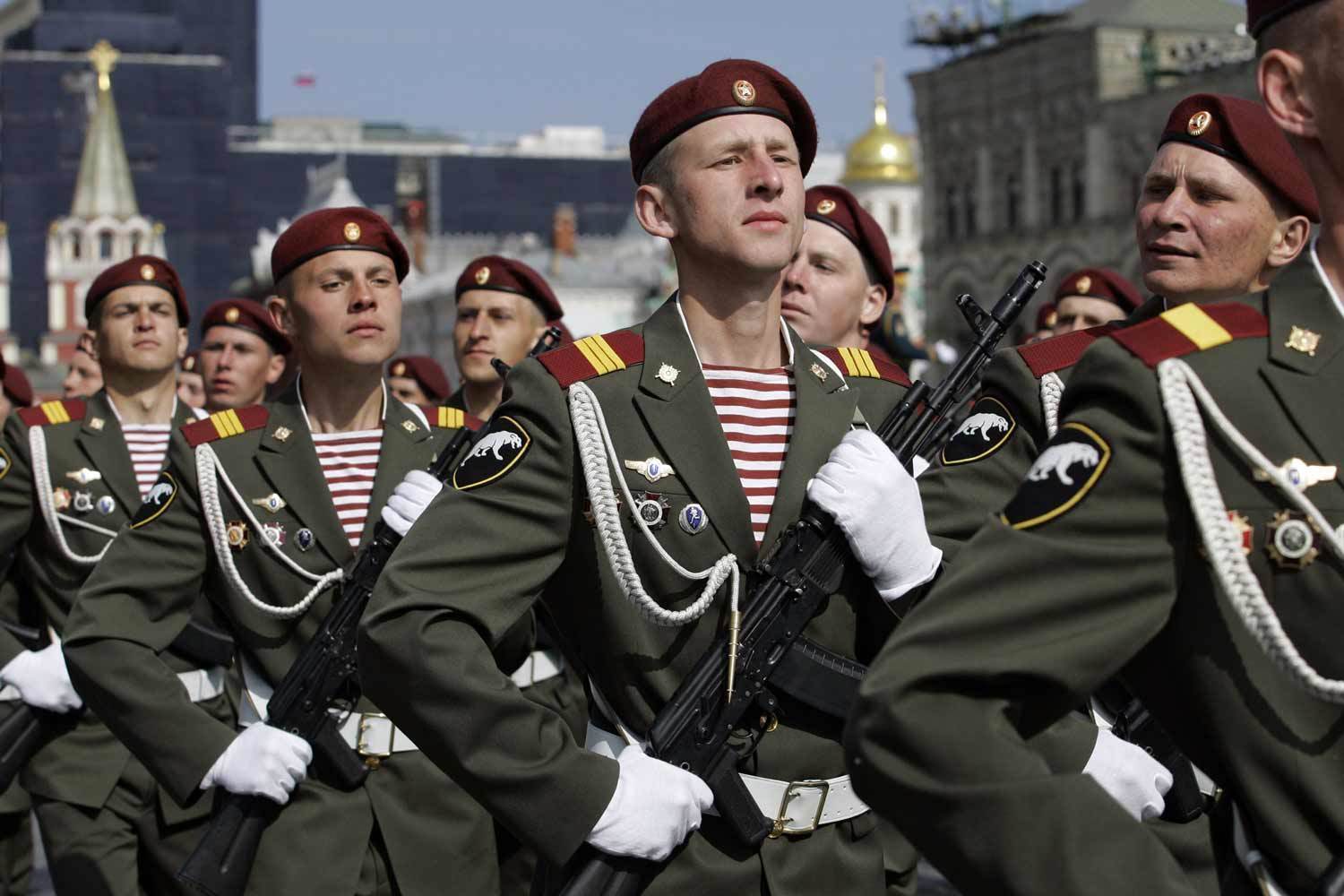 Кто такие военные. Военный парад. Солдаты на параде. Русские солдаты на параде. Спецназ на параде.