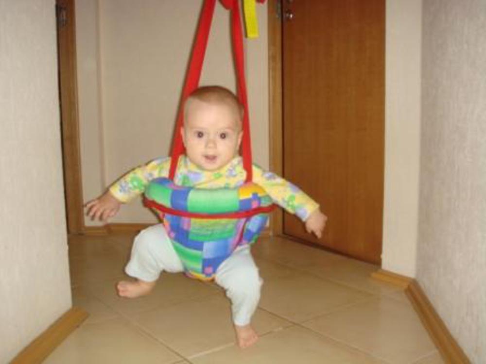 Скольки месяцев можно присаживать мальчиков. Сидячие прыгунки для ребенка. Детские прыгунки 7 месяца. Правильно садить в прыгунки. Рама для детских прыгунков.