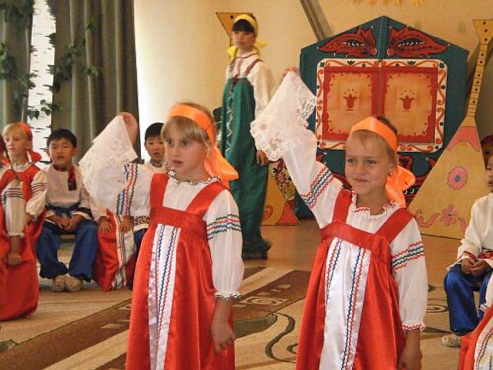 Занятие по русско народной культуре. Фестиваль народного костюма в детском саду. Знакомим детей с народными костюмами. Русский народный костюм для детского сада. Русский костюм для детей в детском саду.