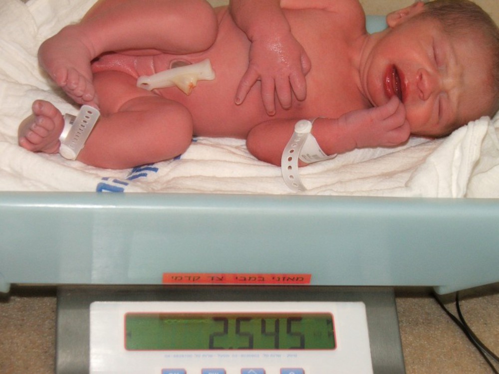 Новорожденный ребенок 2 кг фото