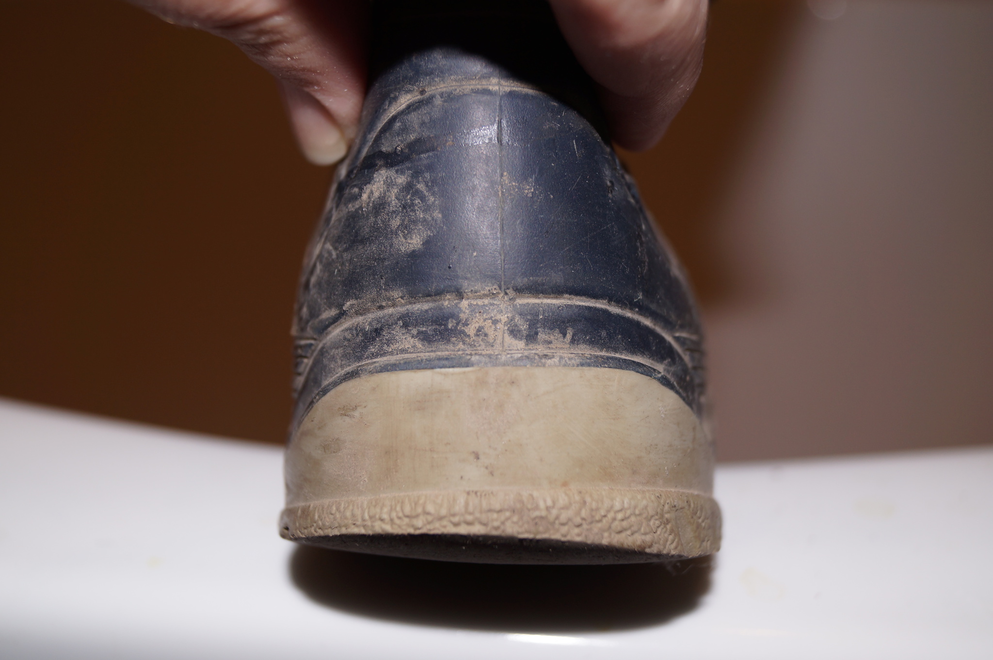 При длительном использовании подошва обуви изнашивается впр. Стаптывается подошва. Изношенная подошва. Изношенная подошва обуви. Износ каблука.
