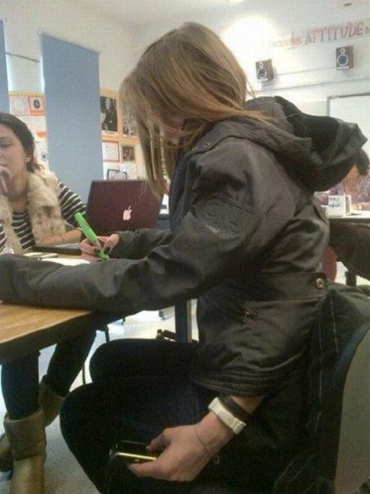 Списывание фото. Девушка списывает на экзамене. Списывает с телефона. Человек списывает с телефона. Студент списывает на экзамене.
