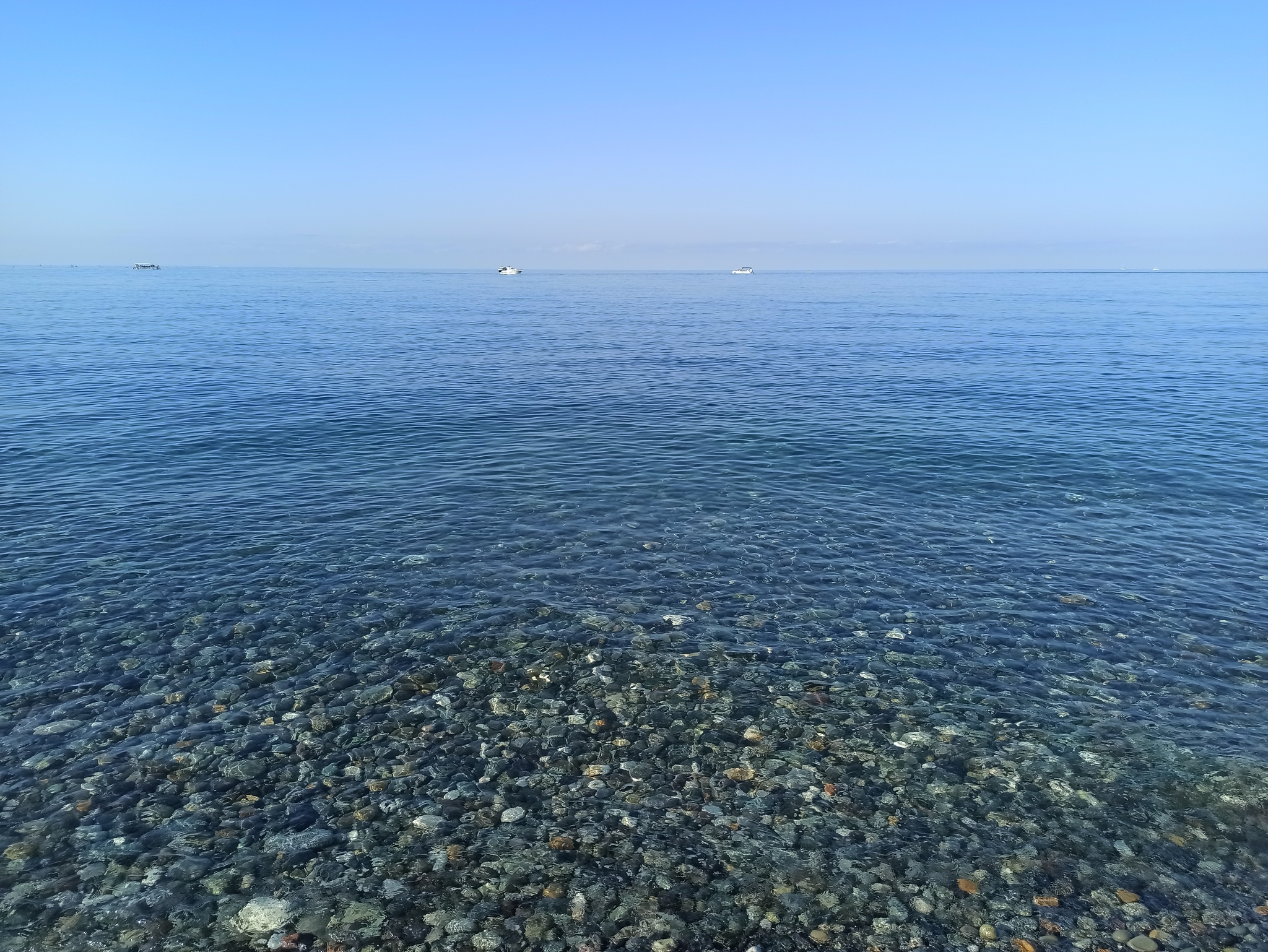 На виднеющемся море. Цандрипш Абхазия море. Черное море Абхазия Пицунда. Чёрное море Абхазия Цандрипш. Цандрипш Абхазия 2023.