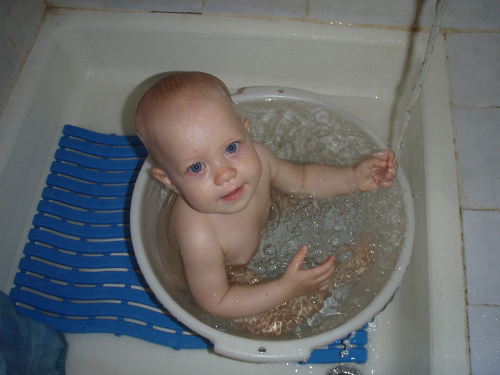 Искупала малыша в горячей воде