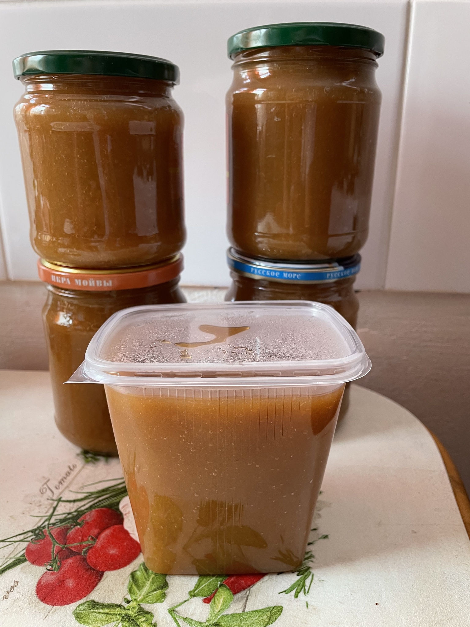 на полке стояла банка с яблочным повидлом