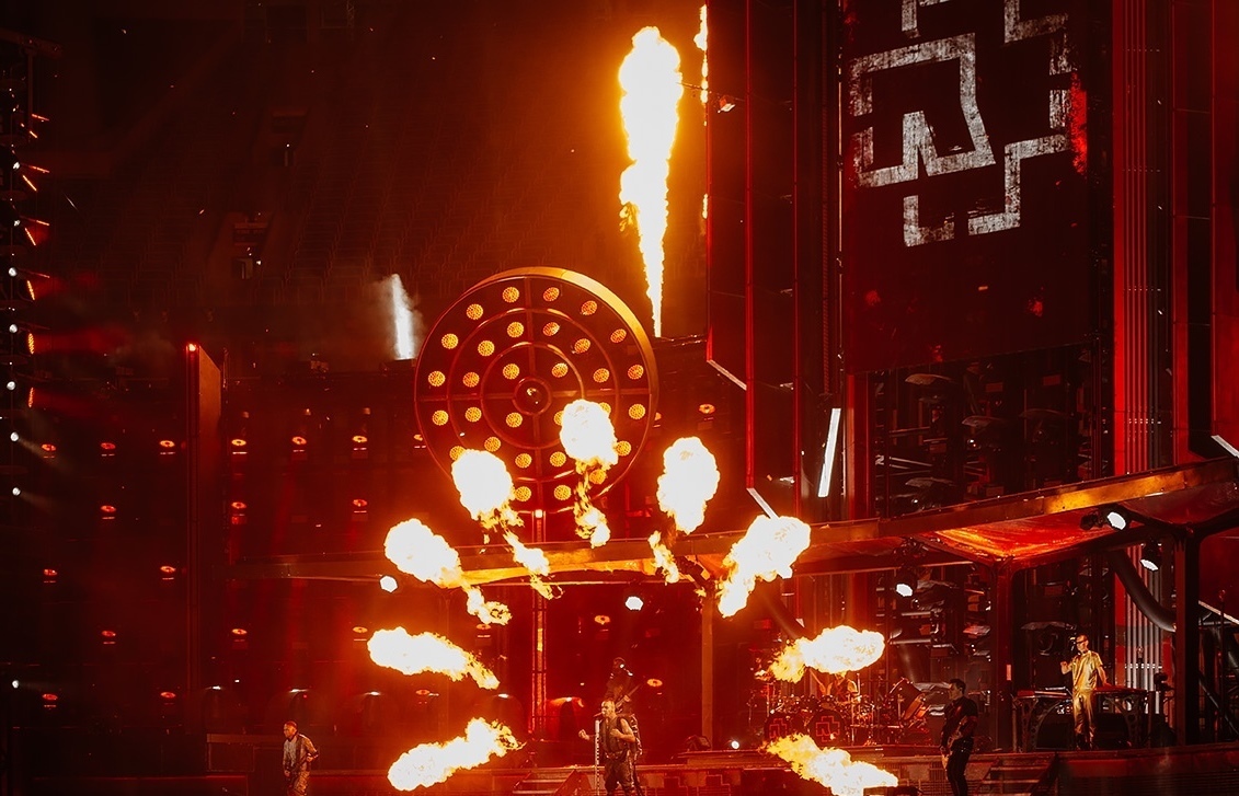 Rammstein fire. Лирика рамштайн. Du hast огонь.