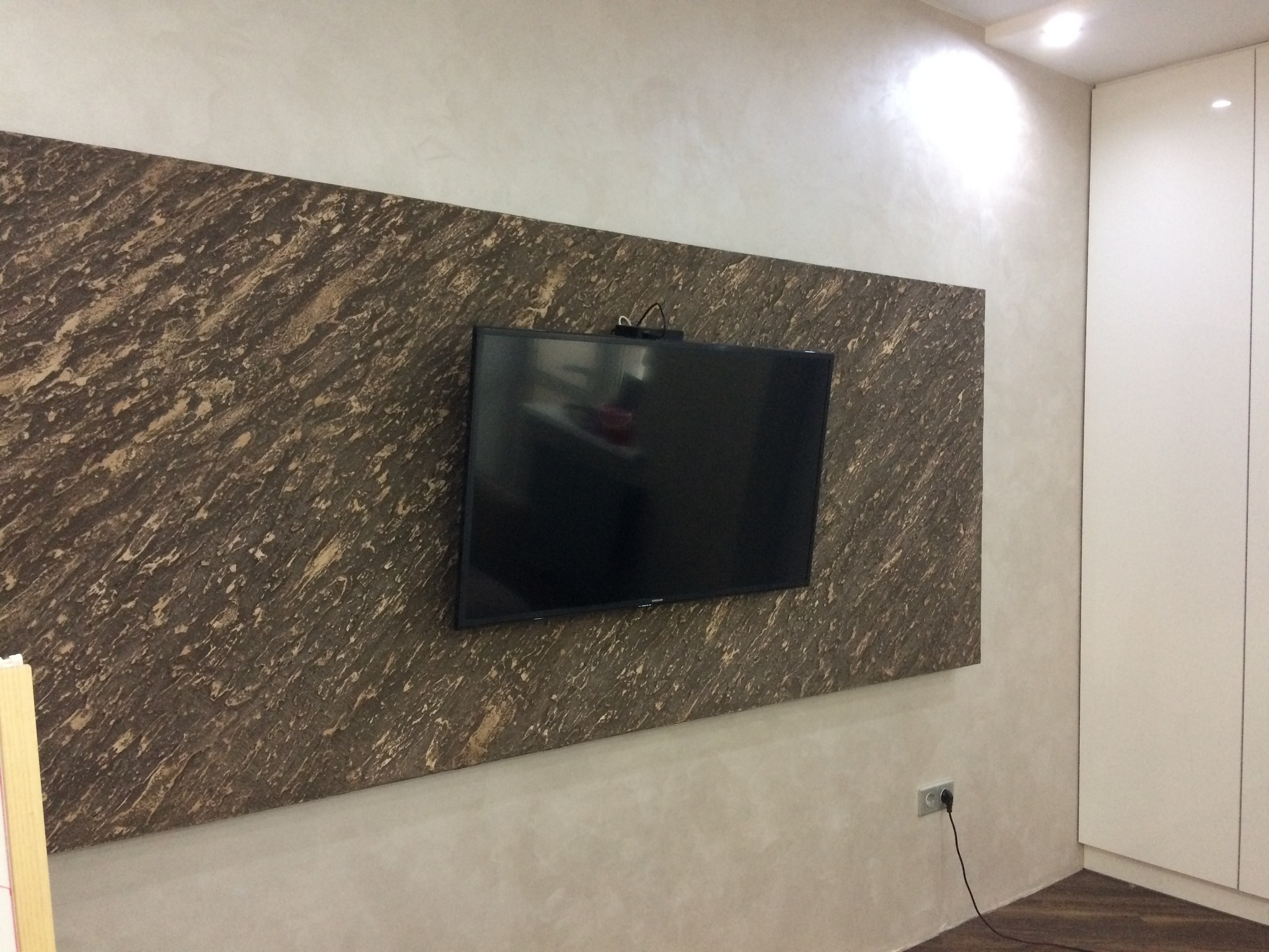 Декоративная штукатурка на стене с телевизором