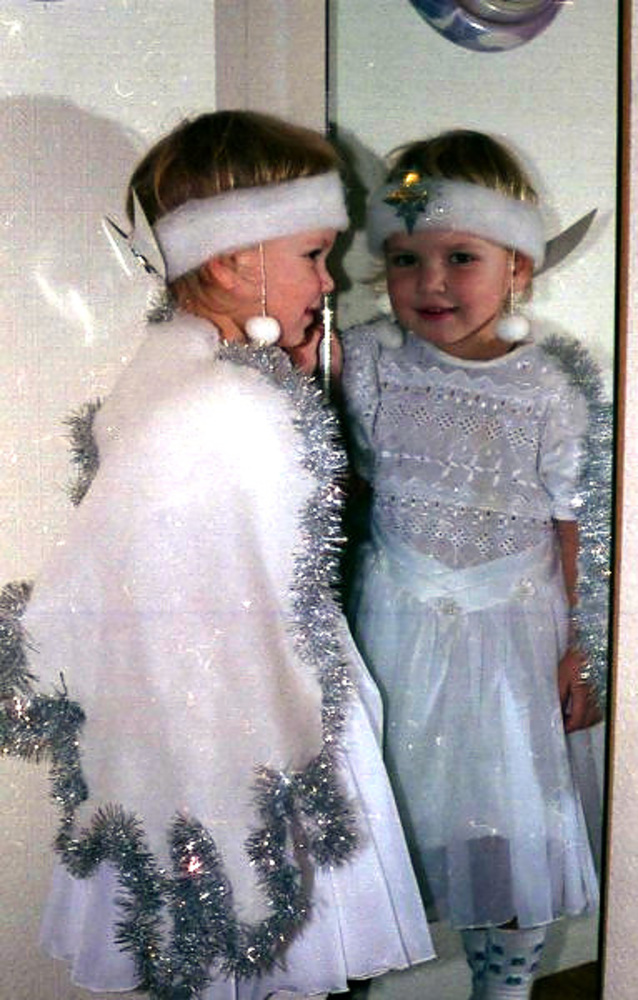 детский костюм снежинки на новый год. как пришить мишуру к детскому костюму. как пришить мишуру к детскому костюму. мишура на платье на новый год. как пришить мишуру к детскому костюму.