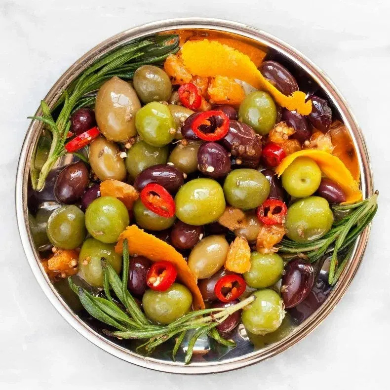 Маринованные овощи с пряностями 6 букв. Ассорти маслины каперсы оливки. Marinated Olives. Маринованные овощи. Тарелка с овощами.