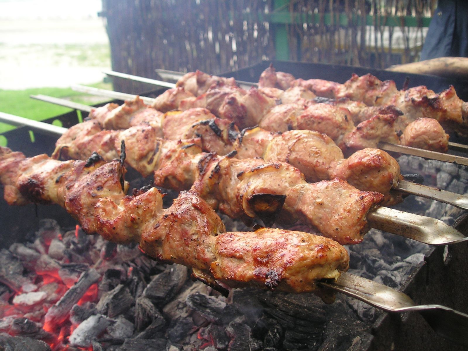 Сколько мяса на шашлыки. Шашлык на мангале. Шашлык из баранины на природе. Готовый шашлык на мангале. Мангал шашлычок.