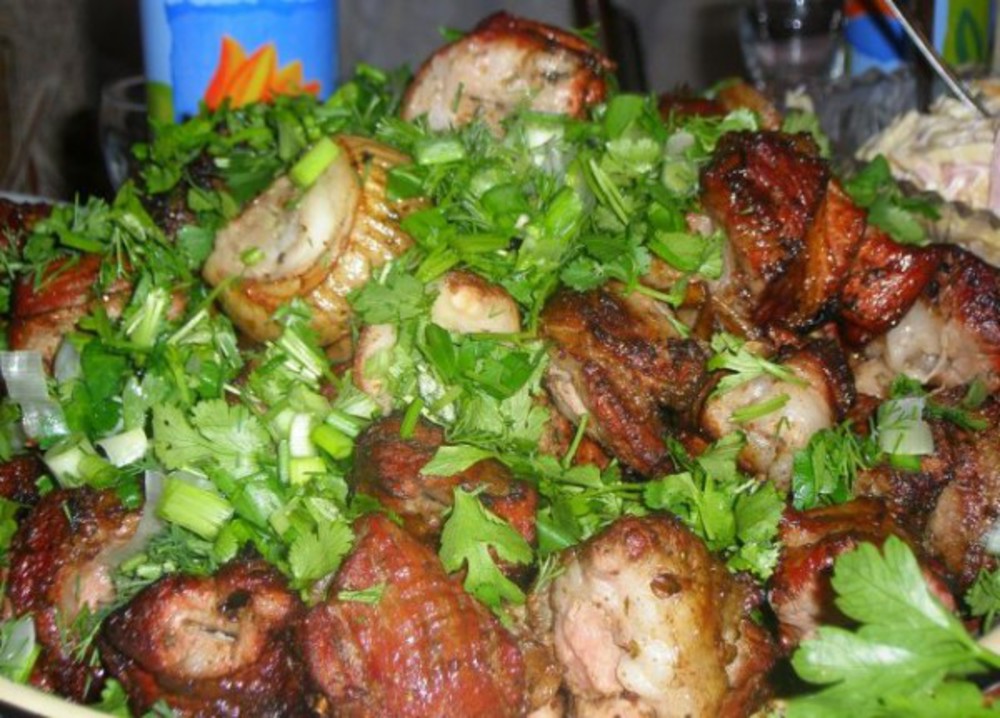 Укроп мясо. Мясо с укропом. Шашлык с укропом. Шашлык в ресторане фото. Армянский шашлык из свинины.