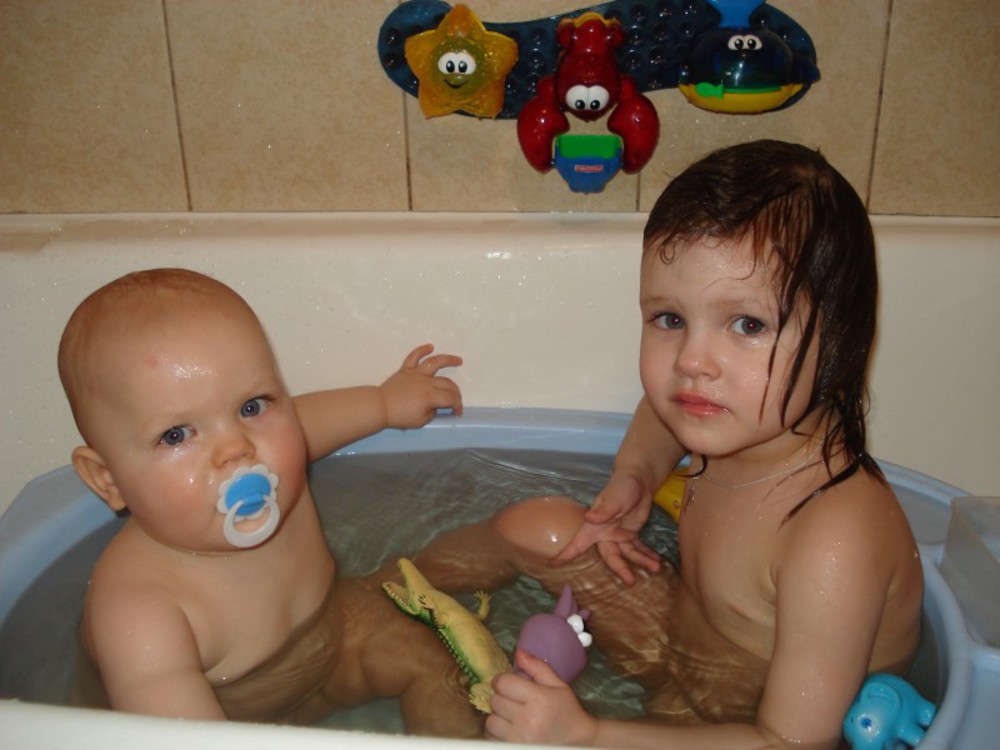 Купаются девочки ванной видео. Малыши купаются вместе. Совместное купание. Совместное купание разнополых детей в ванной. Дети купаются в ванной.