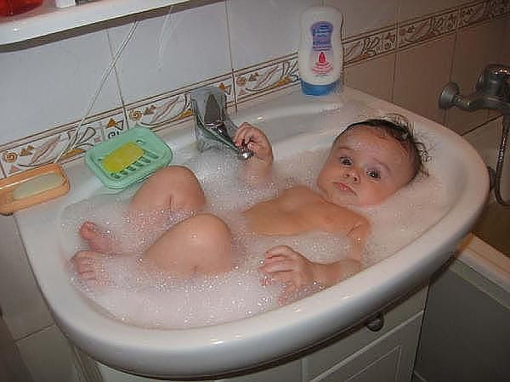 Сын увидел мама ванны. Для купания ребенка в раковине. Раковины с купающимся детьми. Купание новорожденного в раковине. Купать ребенка в раковине.