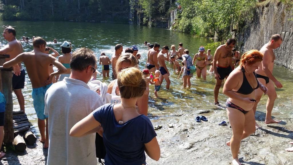 купаться в начале июня. купание в открытых водоемах. человек у водоема. речка купаца. купание на волге.