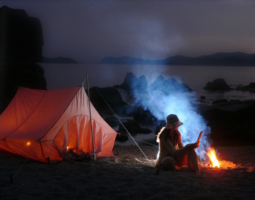 Пикник ты вся из огня. Палатка костер. Поход палатка костер. Палатка на природе. Палатка в горах.