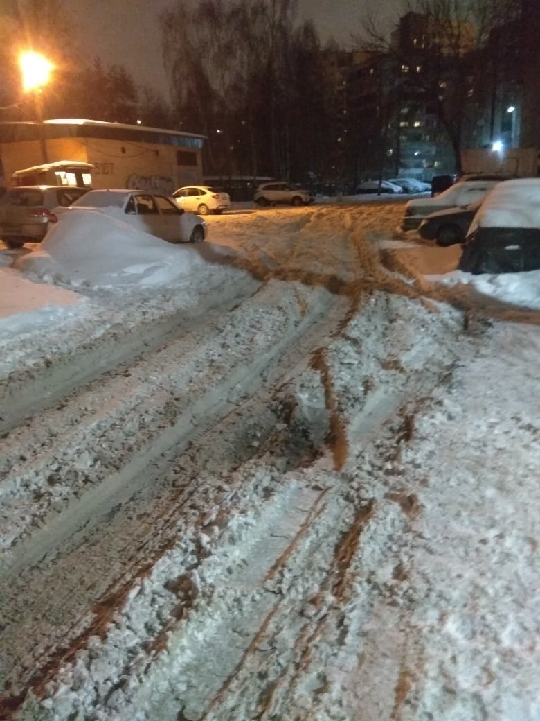 Кто чистит снег во дворах. Сугробы во дворе. Снег во дворе. Гремячинск снега во дворах. Дороги Екатеринбурга зимой во дворах.