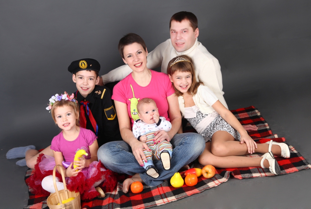 С 1 июля многодетные семьи. Многодетная семья. Фотосессия многодетной семьи. Многодетная семья в России. Многодетная семья картинки.