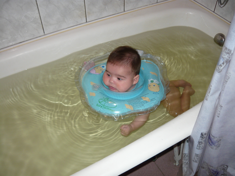 Сколько можно купаться детям. Круг для ванны для новорожденных. Купание ребенка с кругом на шее. Круг для малышей для купания в ванной. Круг для купания младенца в ванной.