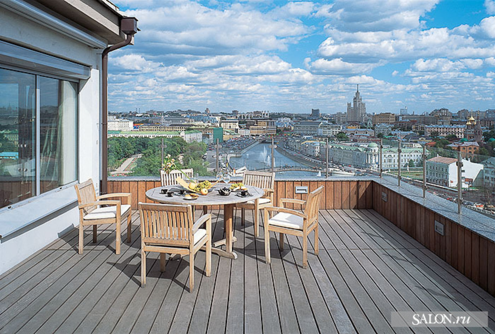 Квартиры с террасами в спб. Квартира с террасой с видом на реку. Квартира в Москве с террасой на крыше. Открытые веранды на крыше в Москве. Дом с террасами Москва.