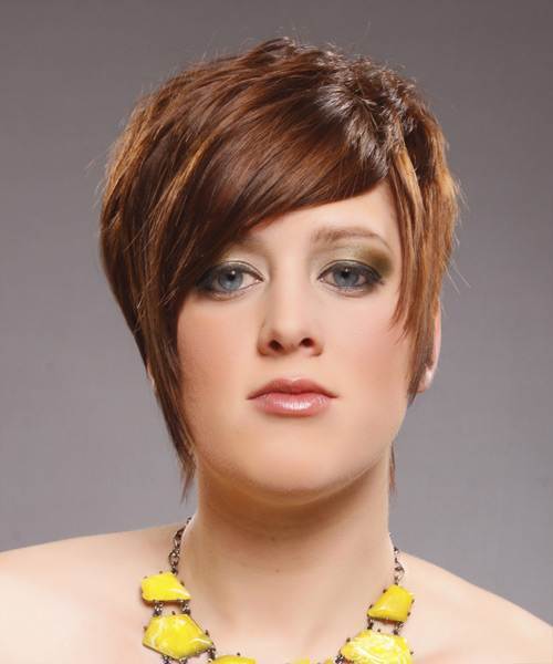 Асимметричная стрижка на короткие волосы для женщины с круглым лицом фото
