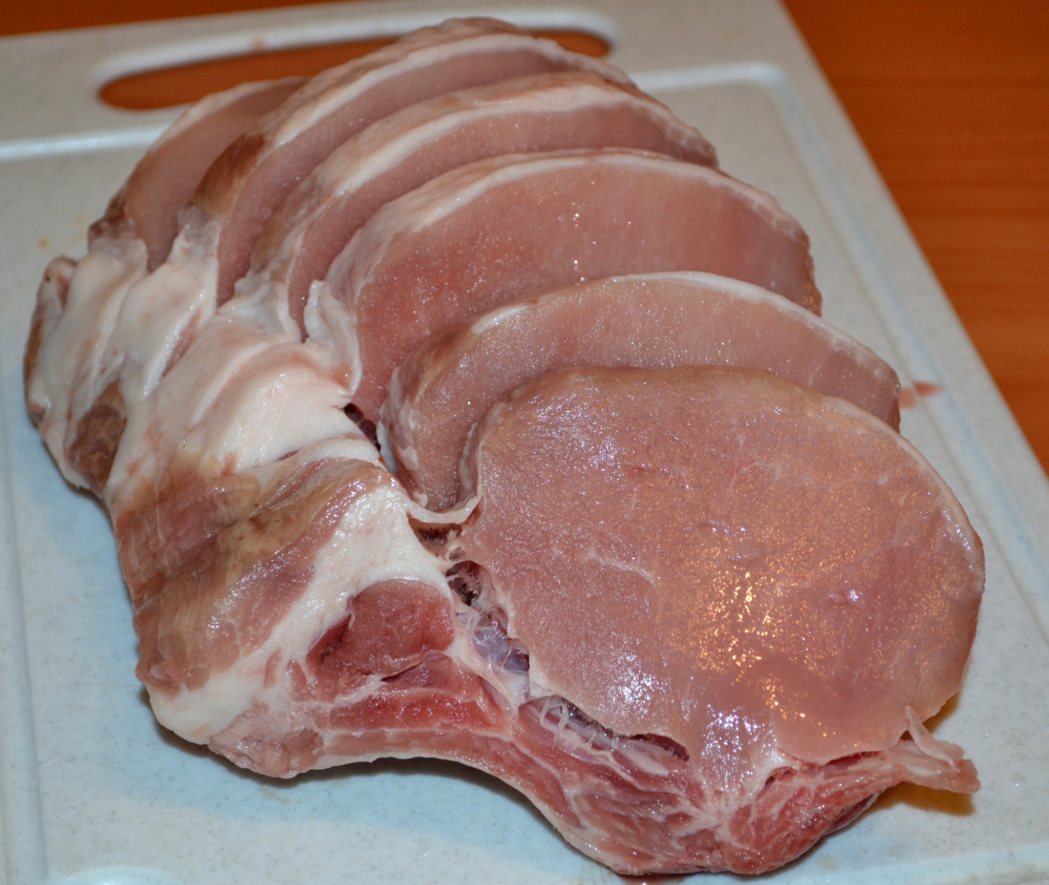 Мясо кусочками как называется. Мясо корейка свиная. Корейка свиная без кости. Мясо на косточке свинина. Мясо свинина корейка.