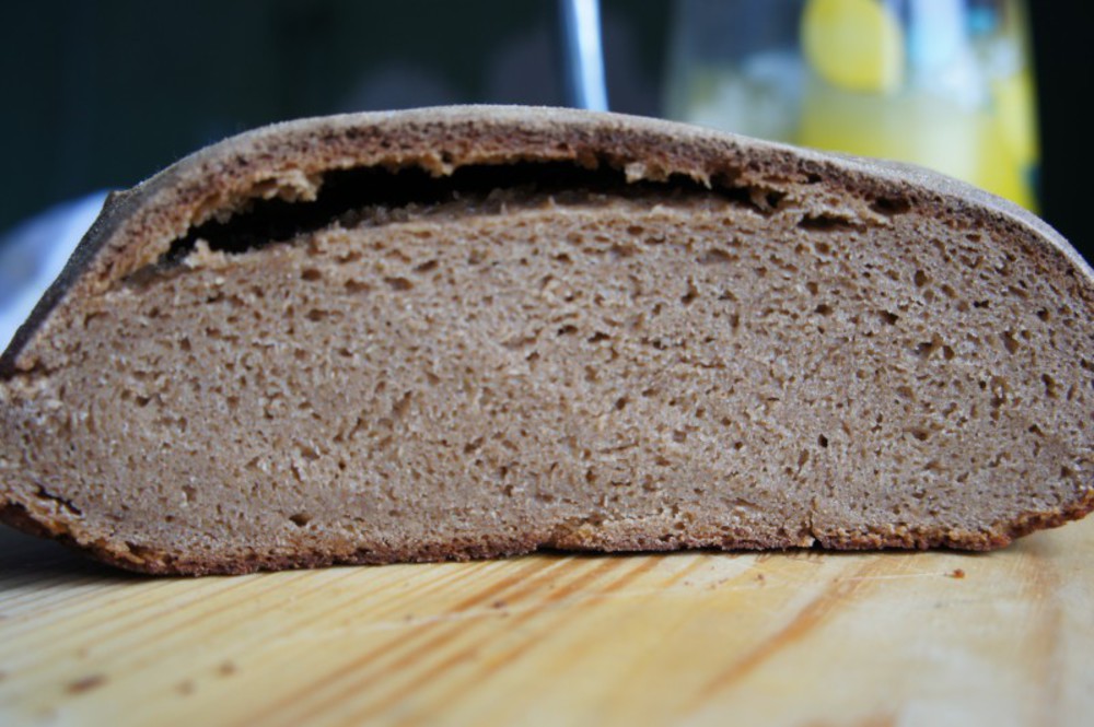 Бездрожжевой хлеб на воде рецепт. Бездрожжевой хлеб. Серый хлеб. Хлеб бездрожжевой круглый. Хлеб бездрожжевой внарезку.