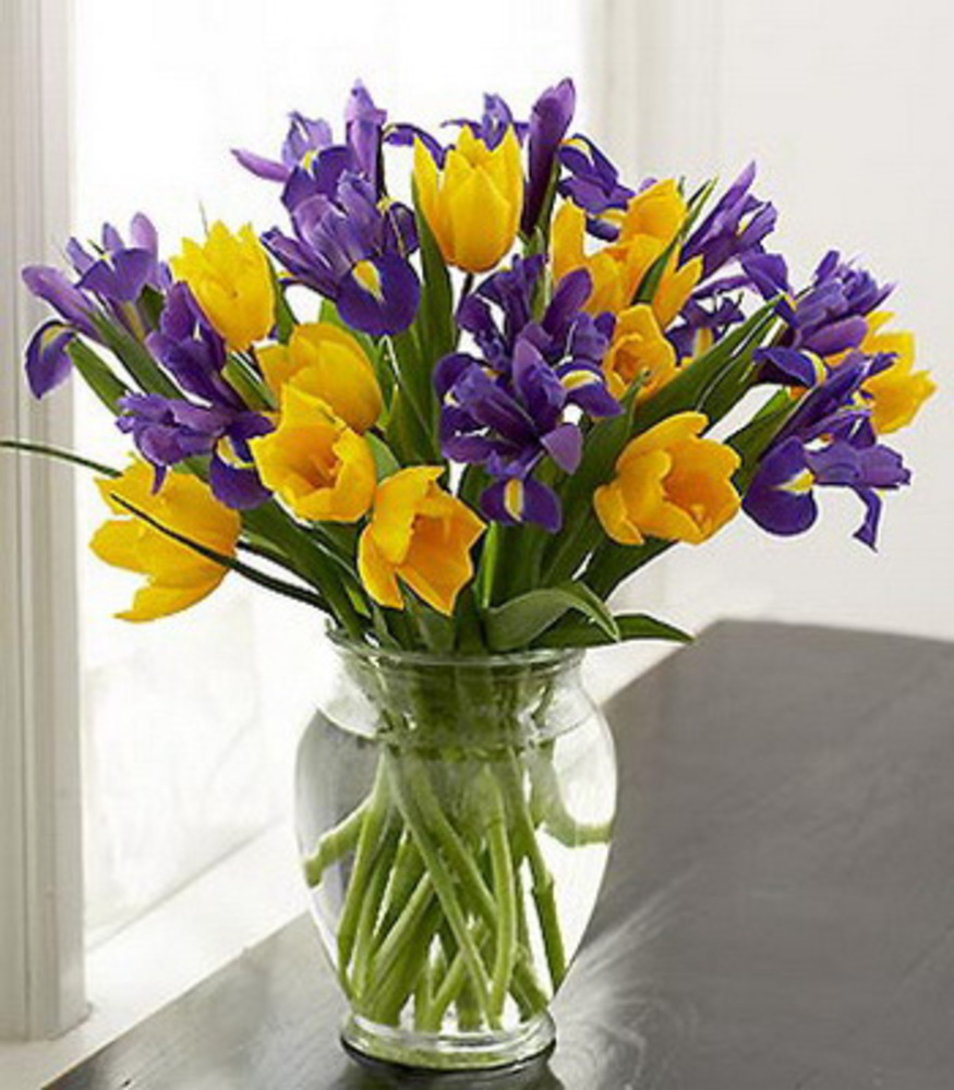 Тюльпаны и нарциссы в вазе фото