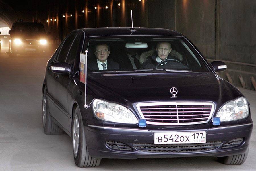 Номер президента. Мерседес w220 с мигалками. Президент на Mercedes w220. Мерседес 220 президентский. Мерседес 220 ФСО.