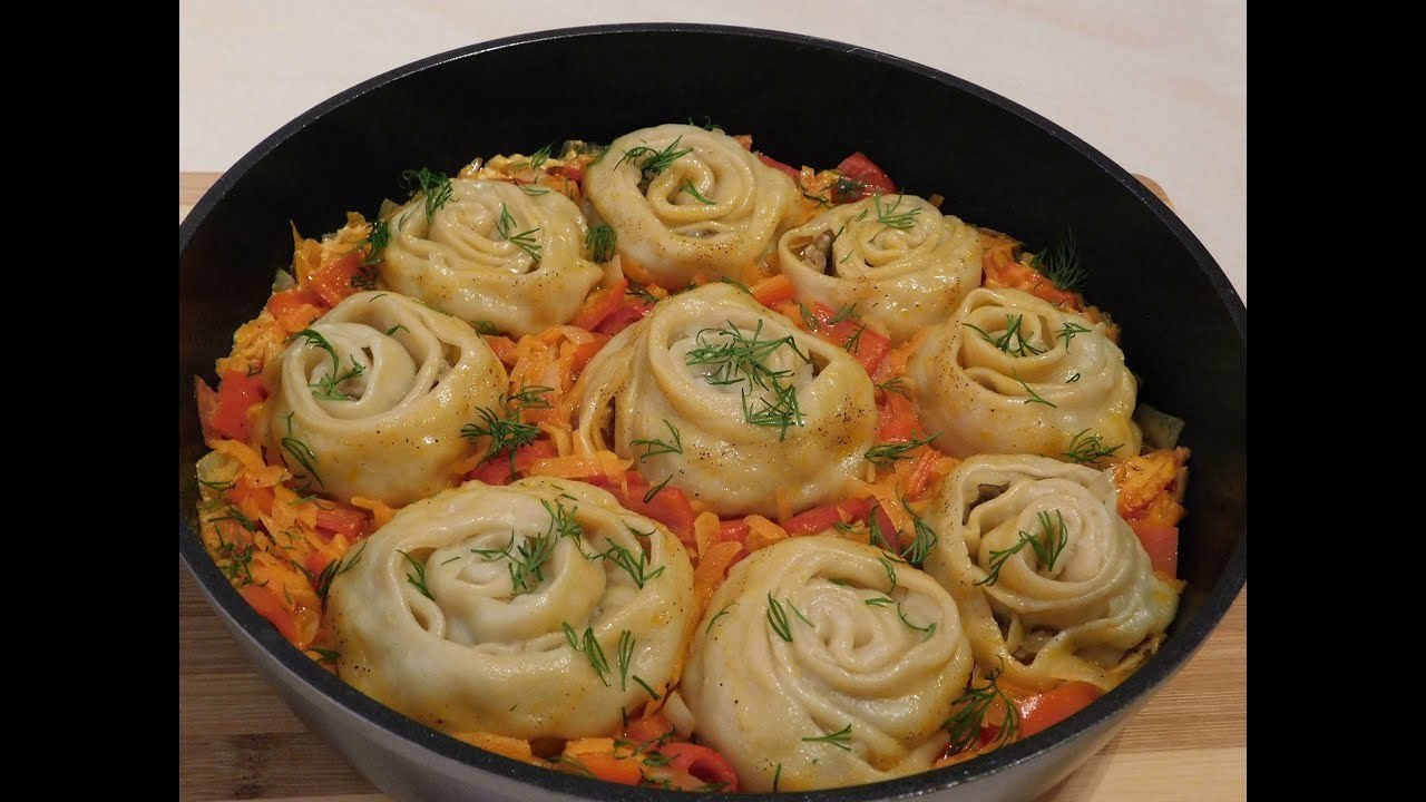 Манты в сковороде на овощной подушке рецепт с фото