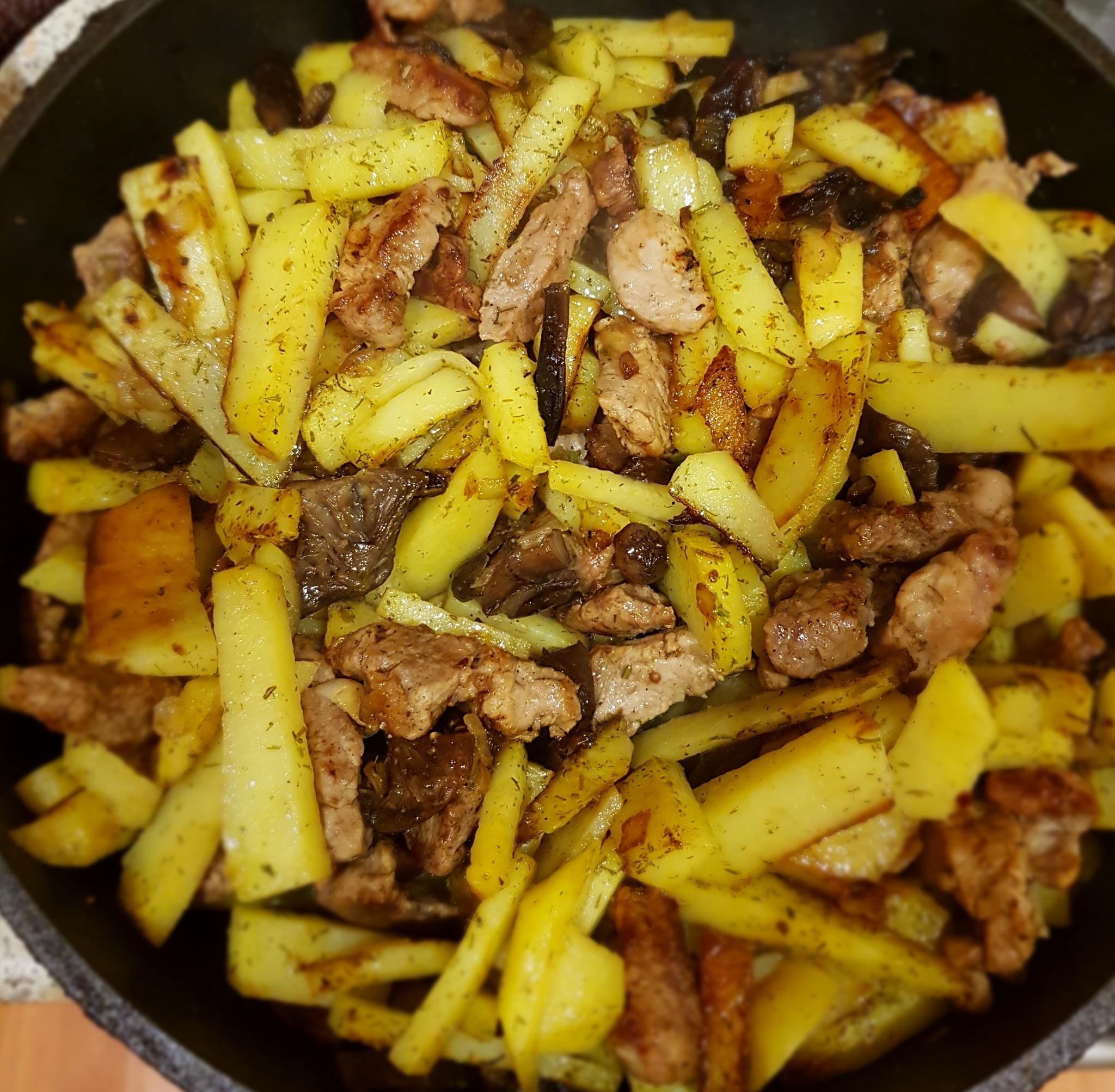 жареная картошка с луком на сковороде фото