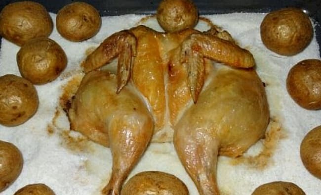 Соль на 1 кг курицы. Курица в духовке на соли с картошкой.