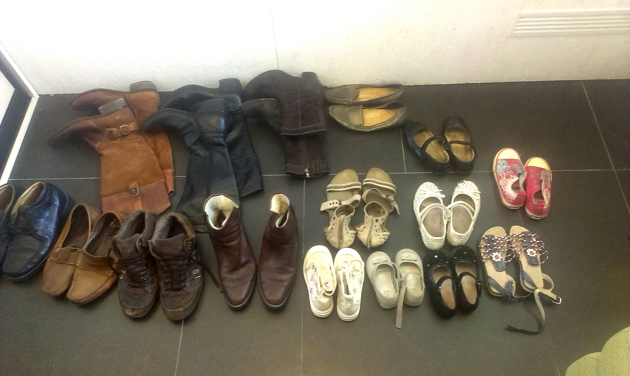 Много обуви на полу