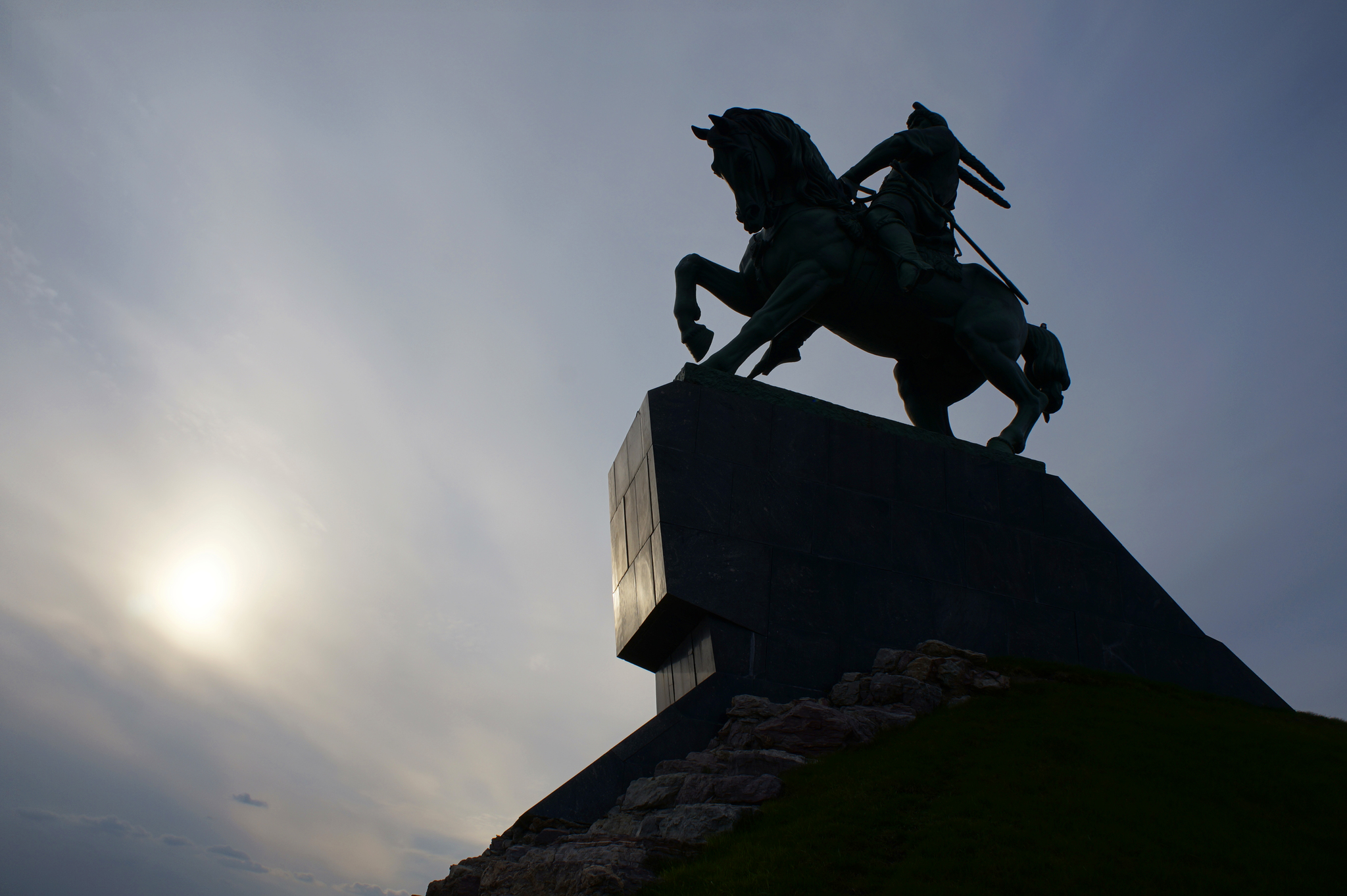 Памятник салавату. Салават Юлаев памятник в Уфе. Салават Юлаев памятник в Уфе в скале. Памятник Салавату Юлаеву с высоты. Облако памятник Салавата Юлаева.