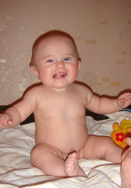 2 месяца малышу форум. 8 Месяцев ребенку. Голенький младенец в 8 мес. Малыш 4 месяца голенький. Малыш 4 месяца голенький 2.